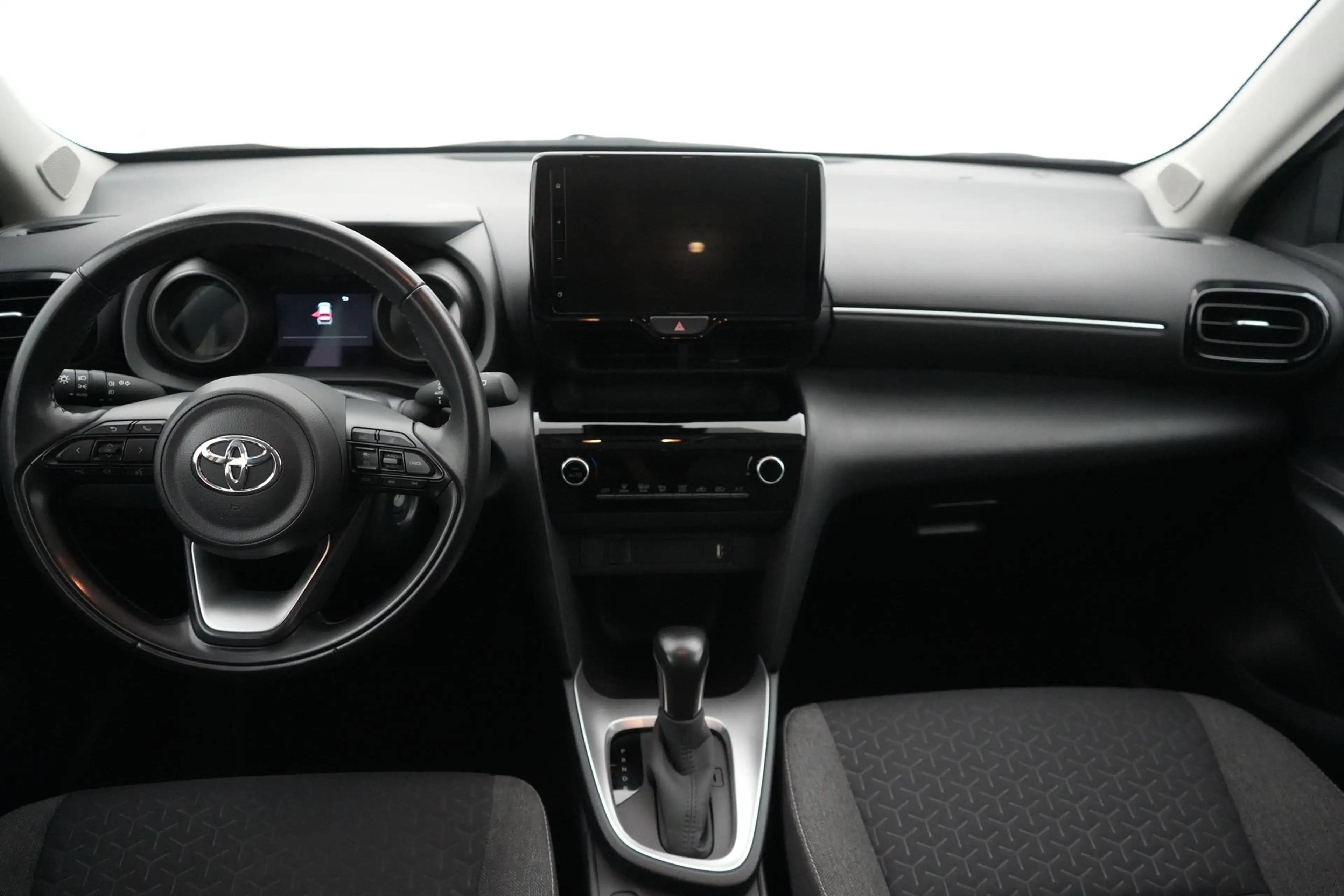 Toyota Yaris Cross 1.5 VVT-I HEV Dynamic E-CVT GPS CAM Carplay Trekha — photo 13