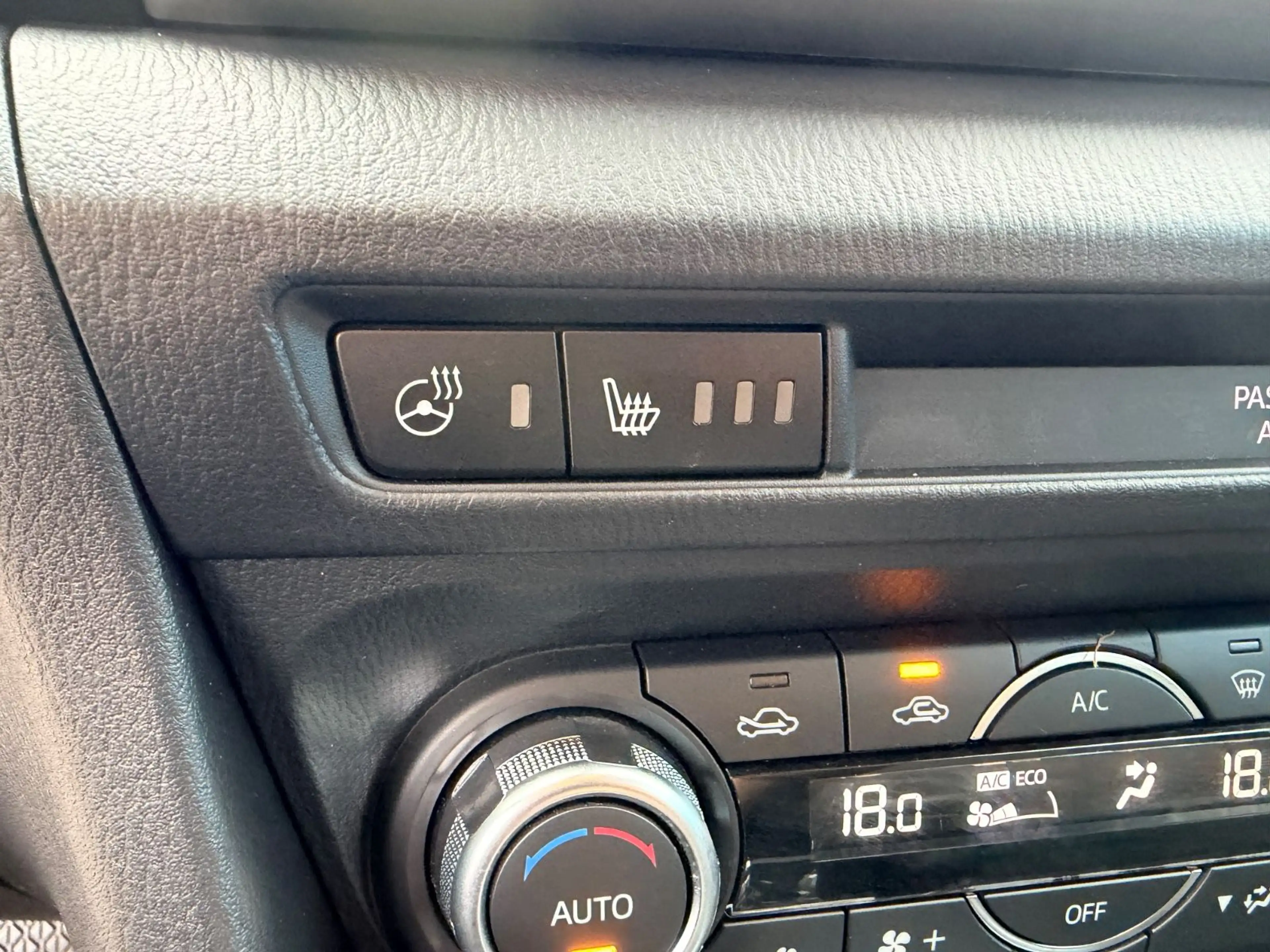 Mazda 3 2,0 SkyActiv Exclusive Line Automatik — photo 22