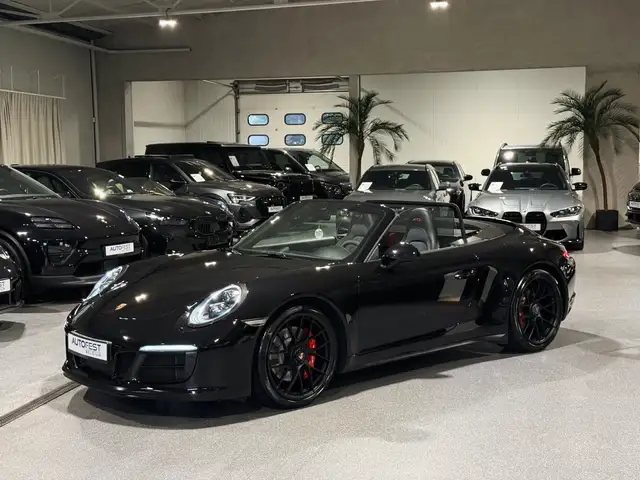 Porsche 911 view 6