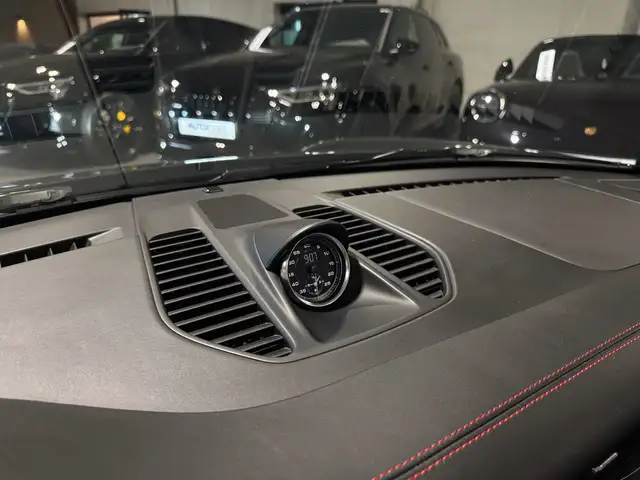 Porsche 911 view 7