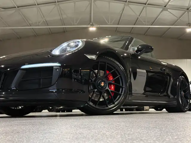 Porsche 911 view 4