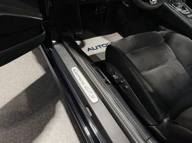 Porsche 911 view 8