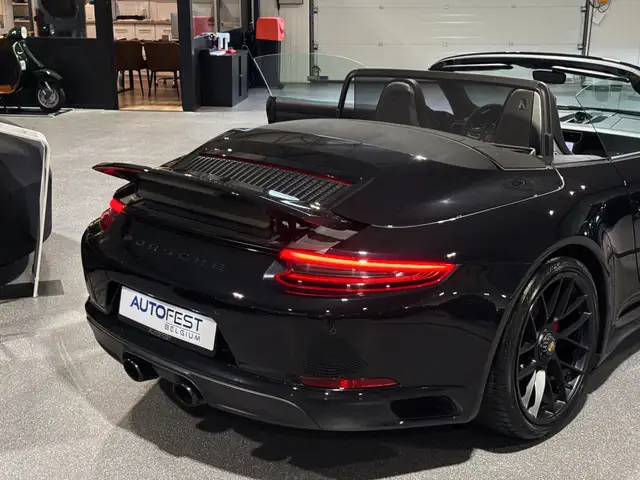Porsche 911 view 11