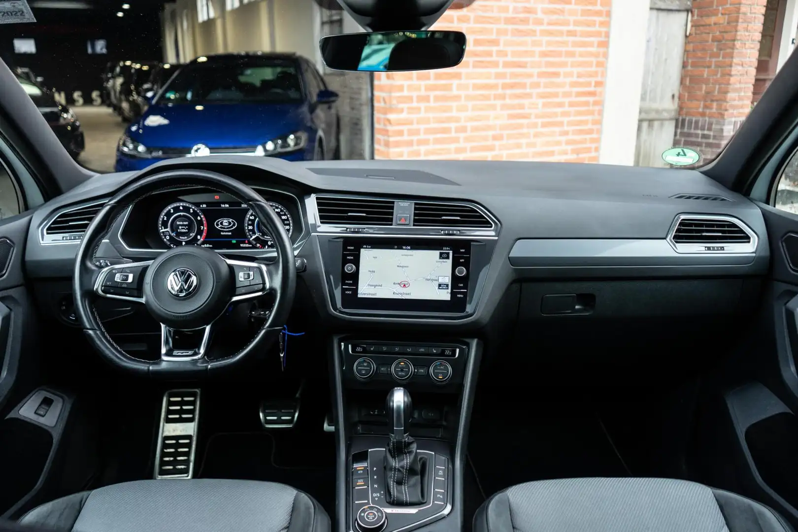 Volkswagen Tiguan 2.0 TSI 4Motion R-Line Pano / ACC / DAB Wit - 2