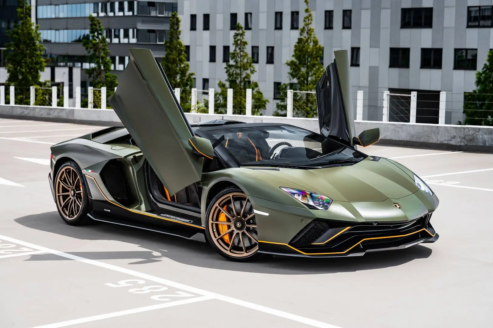 Lamborghini Aventador ULTIMAE ROADSTER / 6.5 - V12 LP780-4 / 1 OF 250 / NET PRICE: € 661.116 / MILITARY GREEN Grün - 1