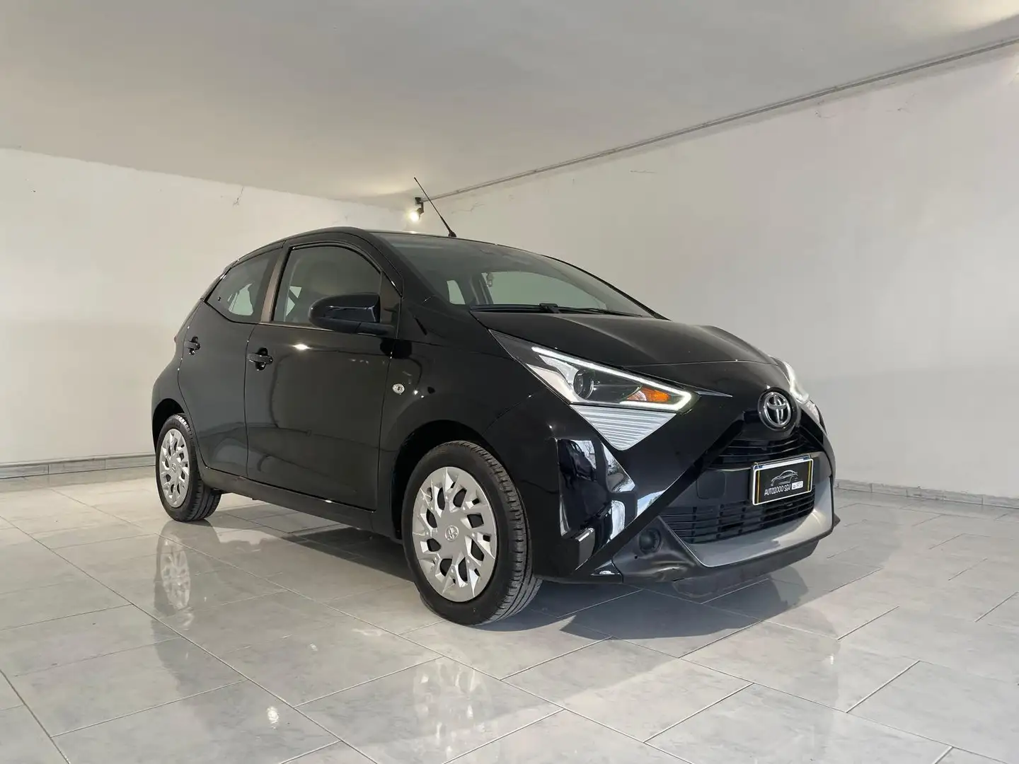 Toyota Aygo 2021 5p 1.0 x-play 72cv X NEOPATENTATI - 1