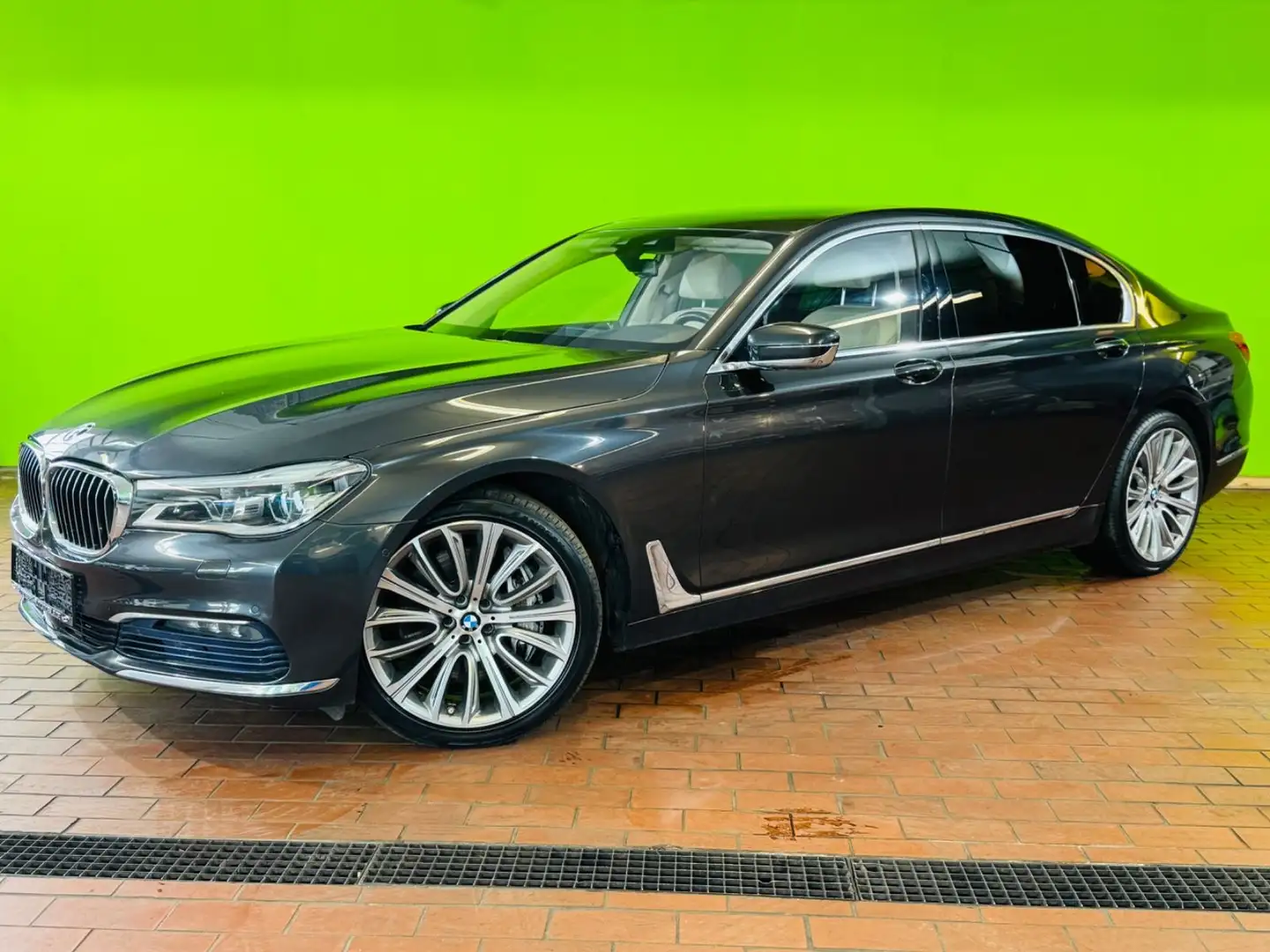 BMW 750 xDrive Lang Fond TV Panorama Memory Head Up Grigio - 2