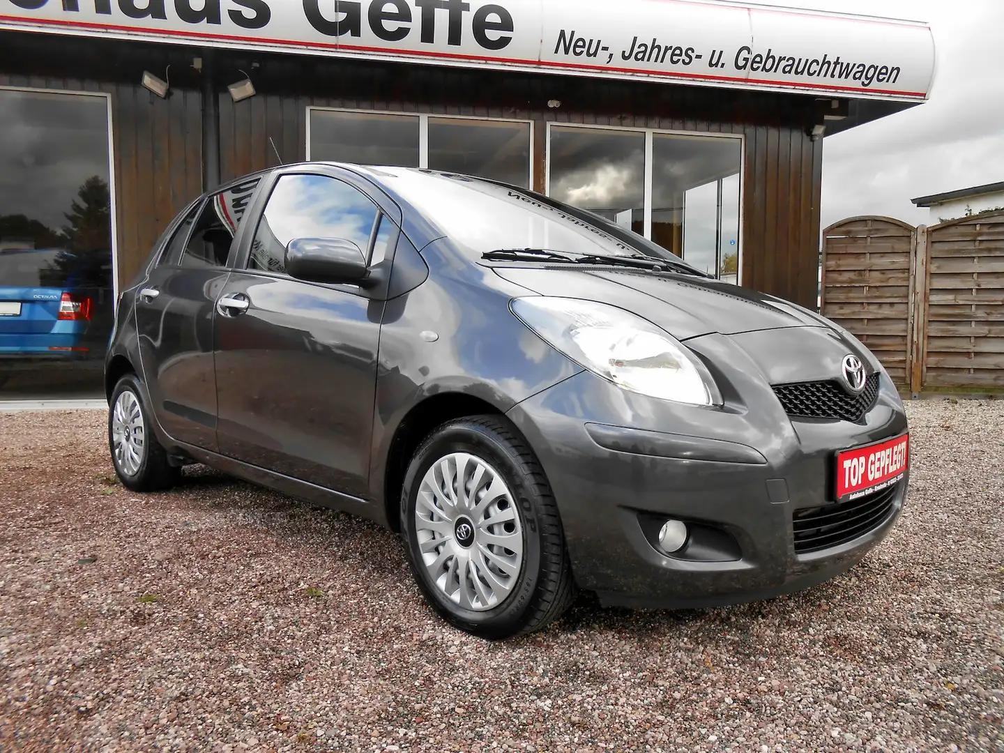 Toyota Yaris 1.3 VVT-i Life KLIMAAUTOMATIK WINTERRÄDER Gris - 1