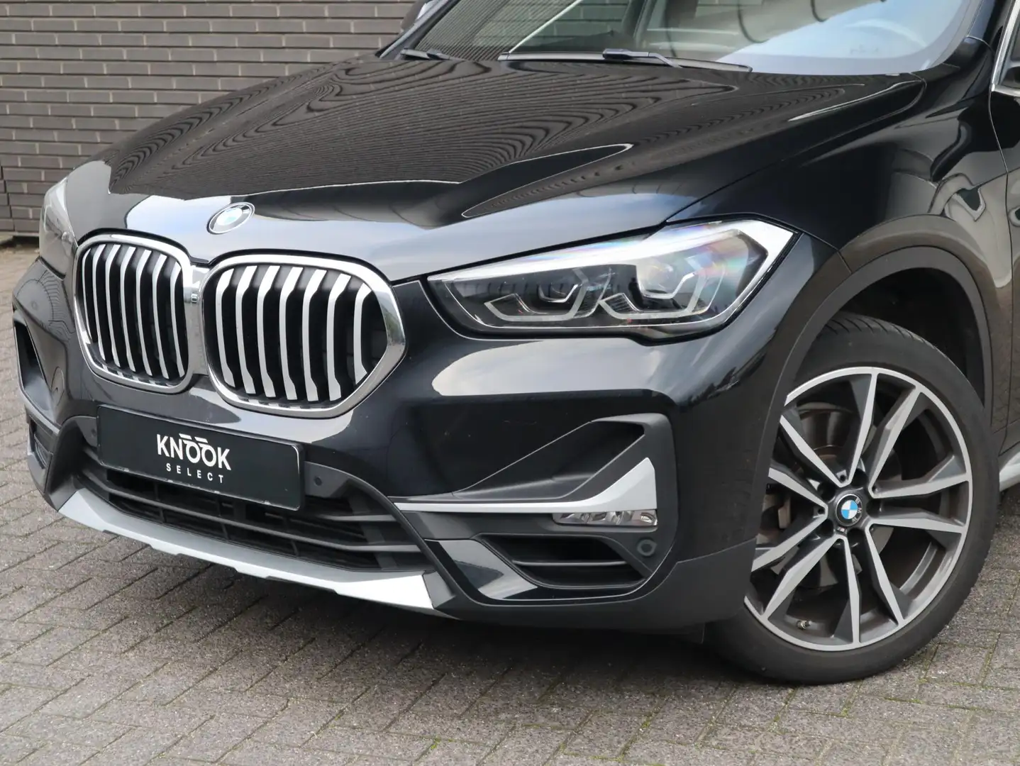 BMW X1 sDrive20i High Executive xLine Automaat / Navigati Zwart - 2