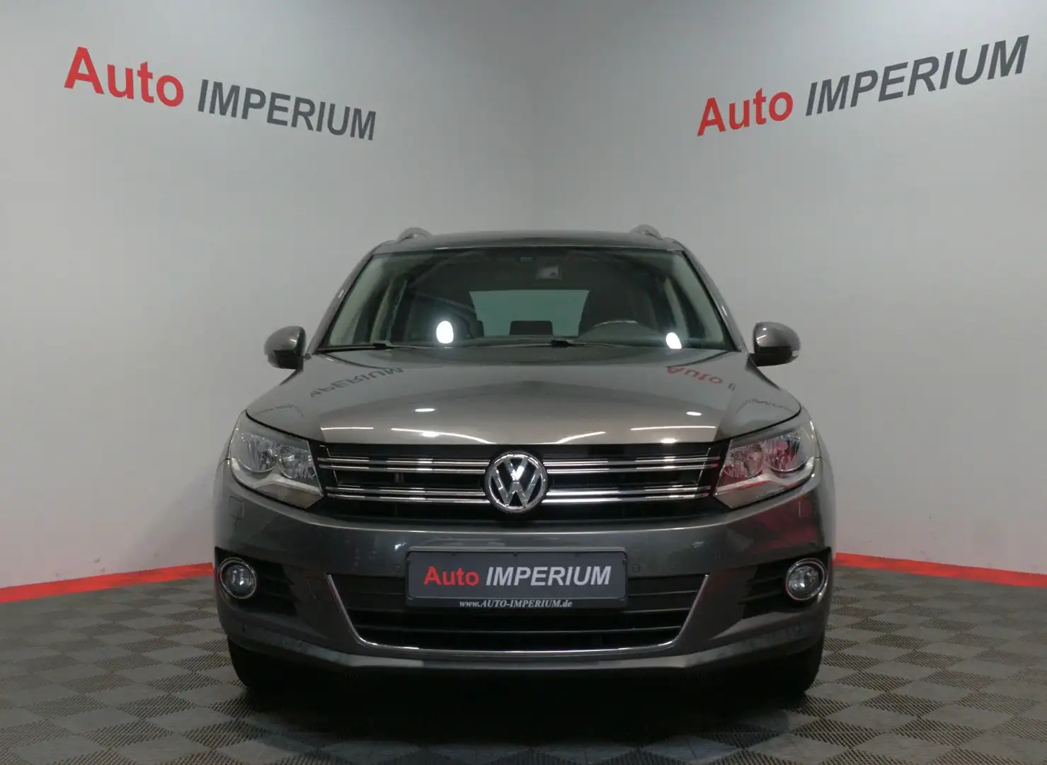 Volkswagen Tiguan Sport & Style BMT 4Motion*AHK*Panorama Gris - 2