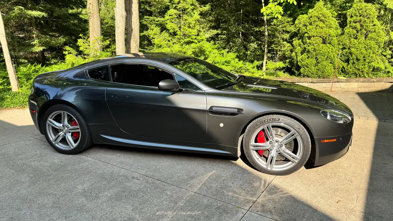 Aston Martin Vantage снимка Aston Martin Vantage