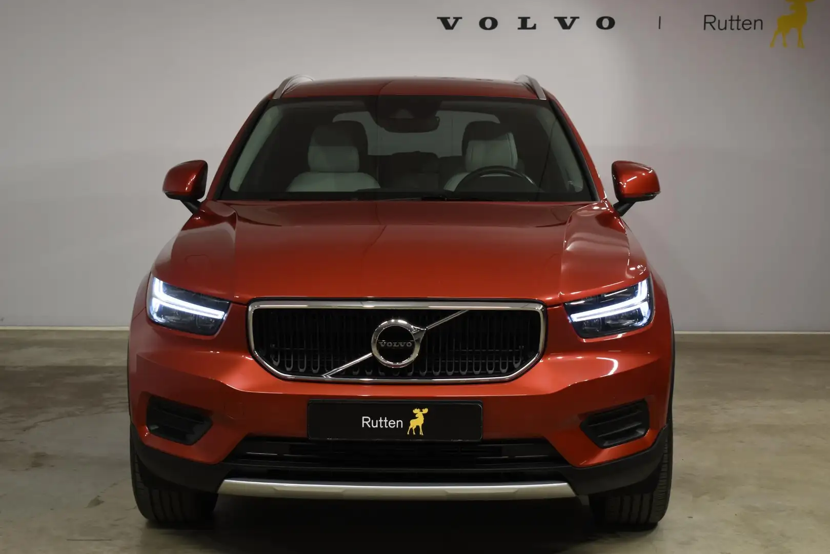 Volvo XC40 T5 262PK Automaat Twin Engine Momentum Pro / Leer Rood - 2