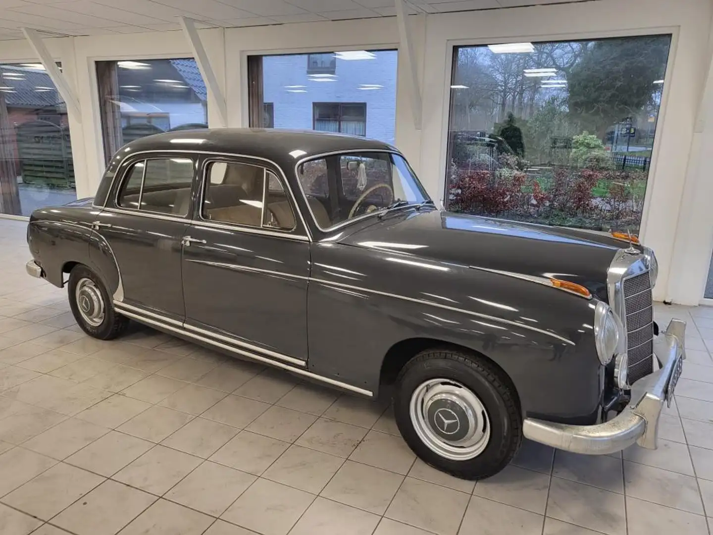 Mercedes-Benz 220 S Šedá - 2