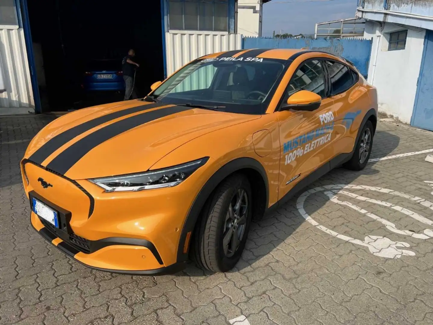 Ford Mustang E Mach-E Extended Range 294 CV 216 kW Elettrico Tr Arancione - 1