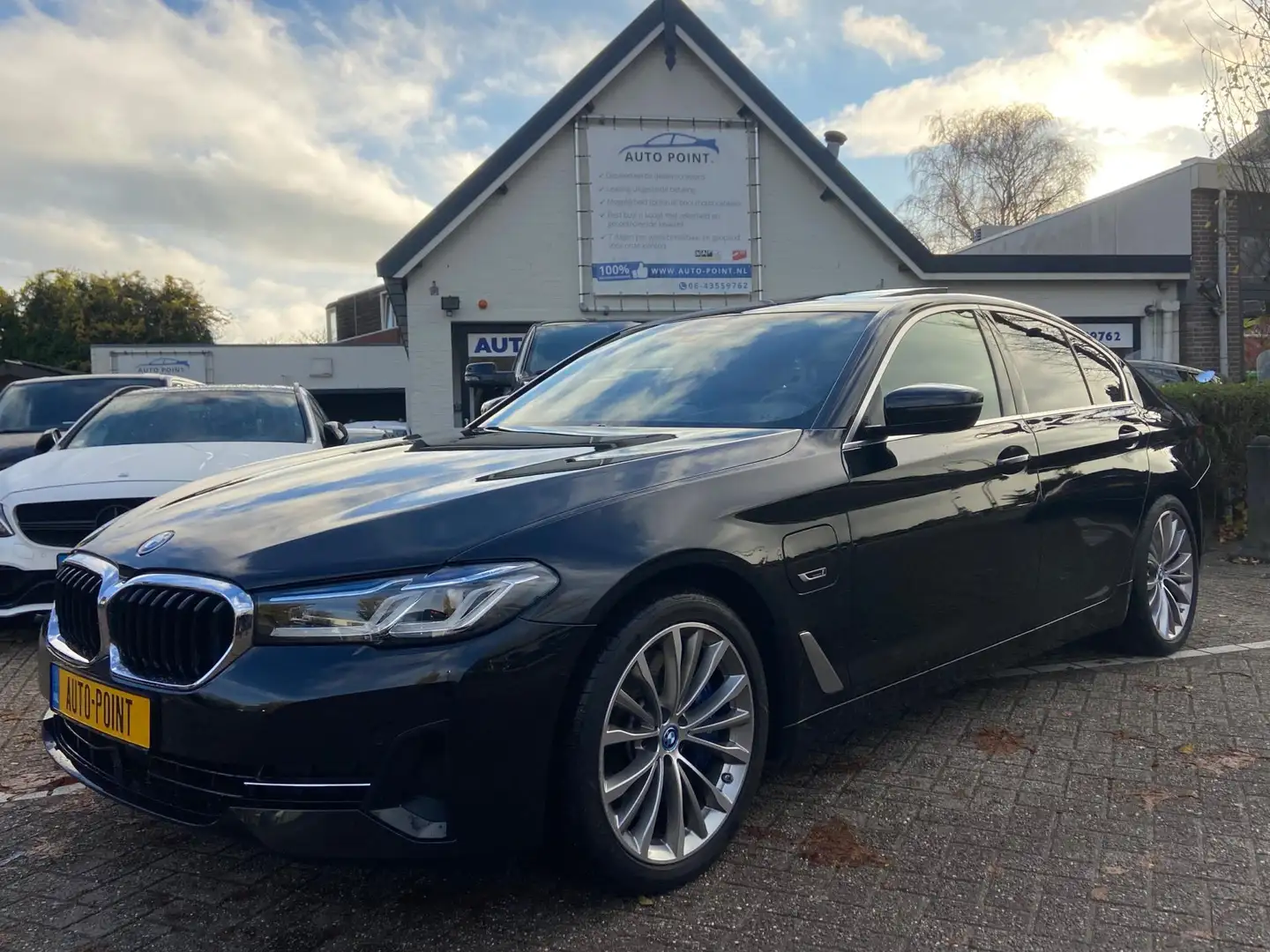 BMW 545 5-serie 545E INDIVIDUAL/HEADUP/SOFTCLOSE/BTW/LASER Zwart - 1