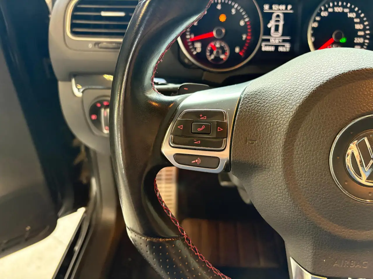 Volkswagen Golf GTI снимка Volkswagen Golf GTI