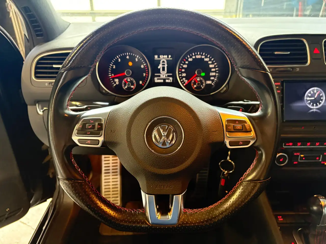 Volkswagen Golf GTI снимка Volkswagen Golf GTI