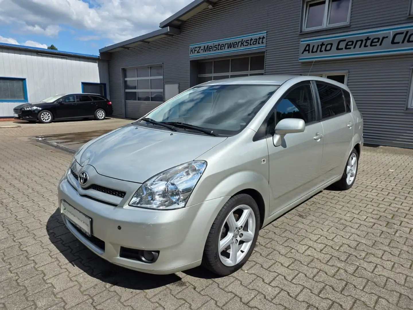Toyota Corolla Verso 2.2 D-CAT Sol / 7 Sitzer Grau - 1