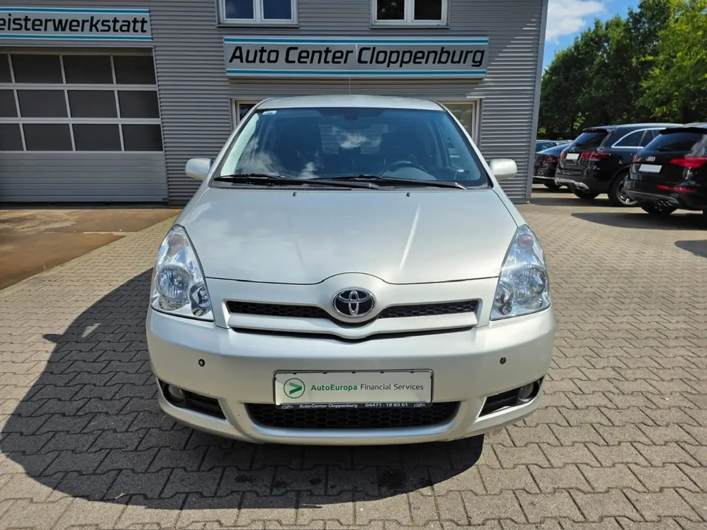 Toyota Corolla Verso 2.2 D-CAT Sol / 7 Sitzer Grau - 2