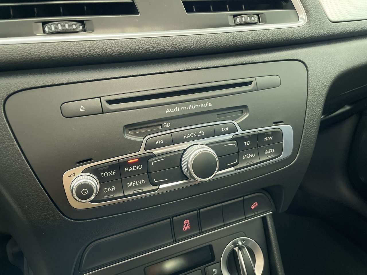 2015 Audi Q3 Progressiv | Mint | Non Smoker Upscale, sporty, pa 4 cyl thumb 17