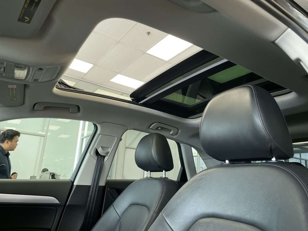 2015 Audi Q3 Progressiv | Mint | Non Smoker Upscale, sporty, pa 4 cyl thumb 22