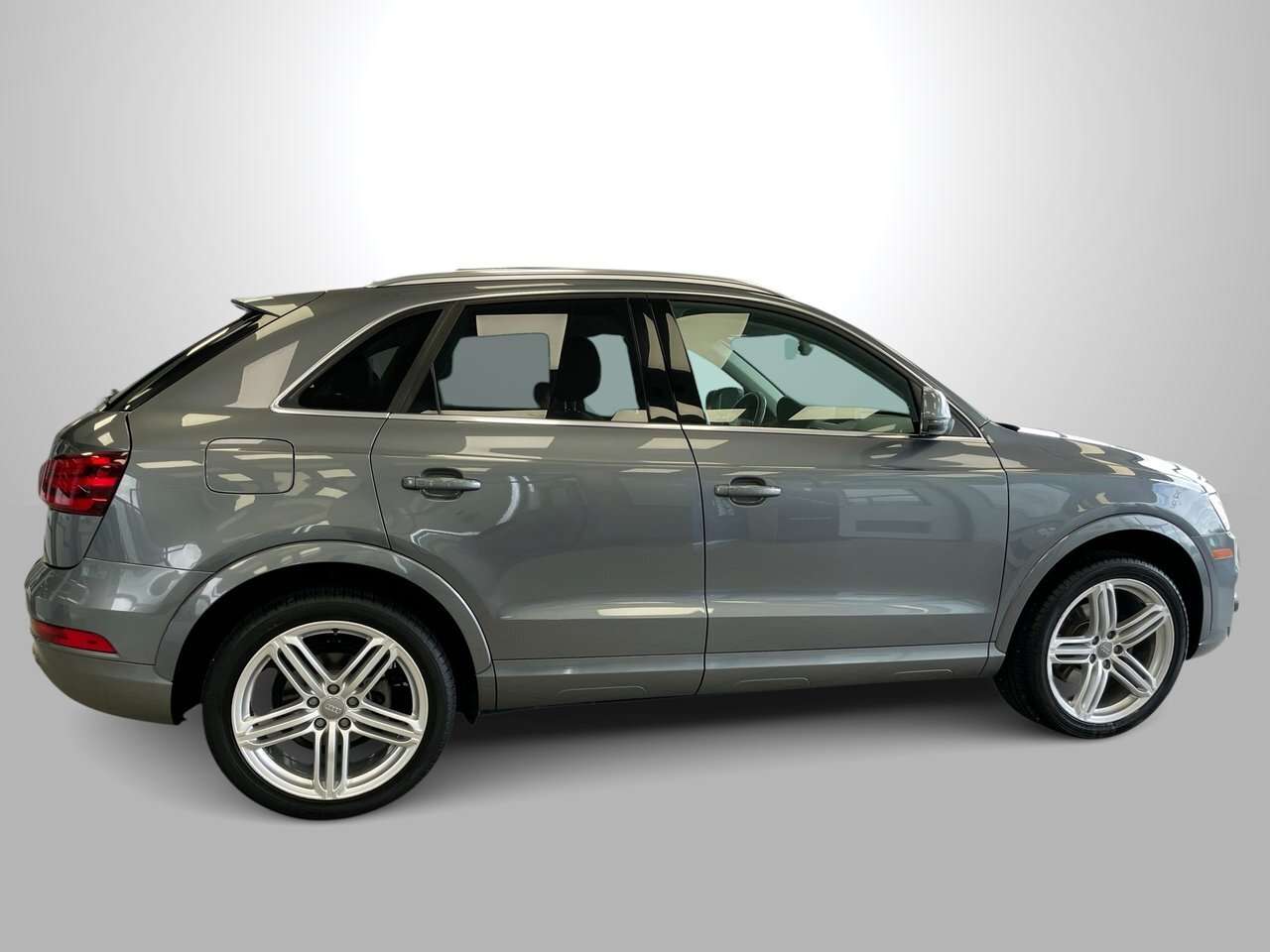 2015 Audi Q3 Progressiv | Mint | Non Smoker Upscale, sporty, pa 4 cyl thumb 8