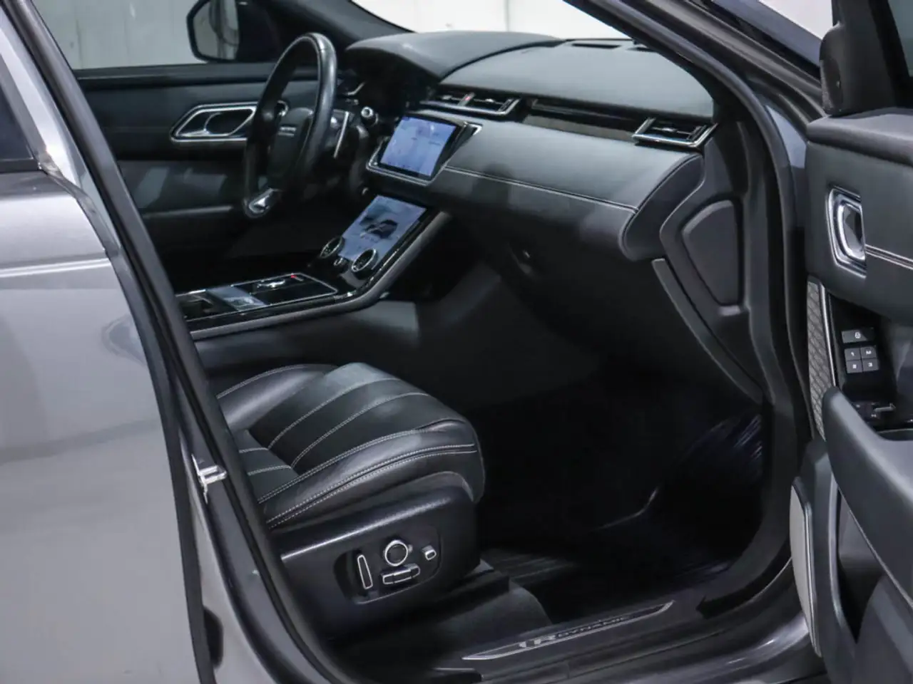 Land Rover Range Rover Velar photo Land Rover Range Rover Velar