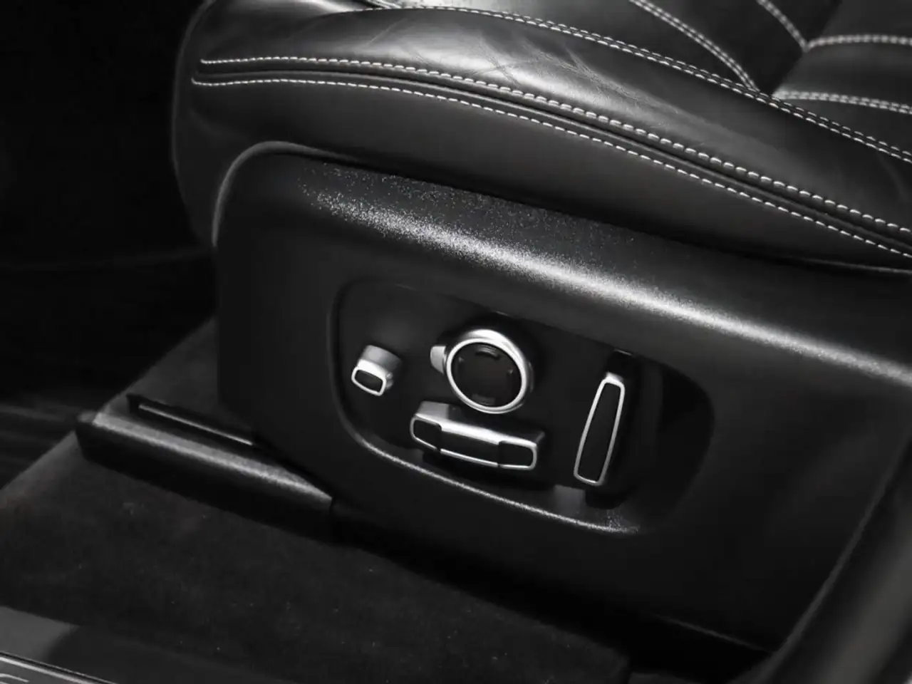 Land Rover Range Rover Velar photo Land Rover Range Rover Velar