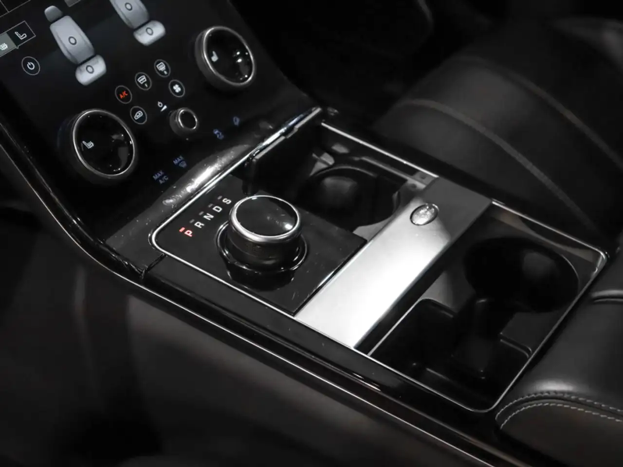 Land Rover Range Rover Velar photo Land Rover Range Rover Velar