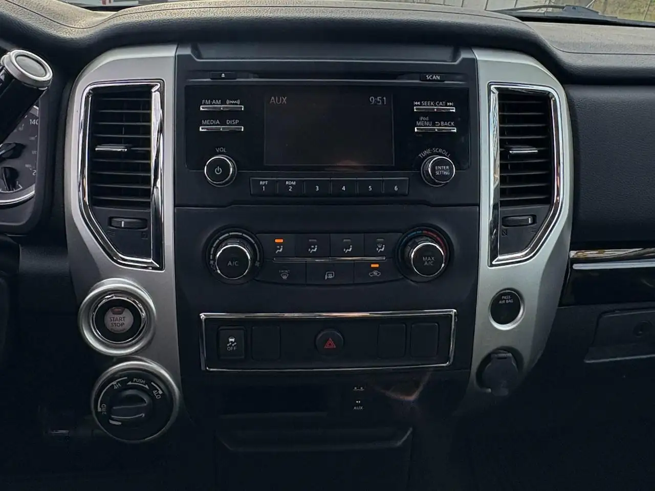 Nissan Titan снимка Nissan Titan