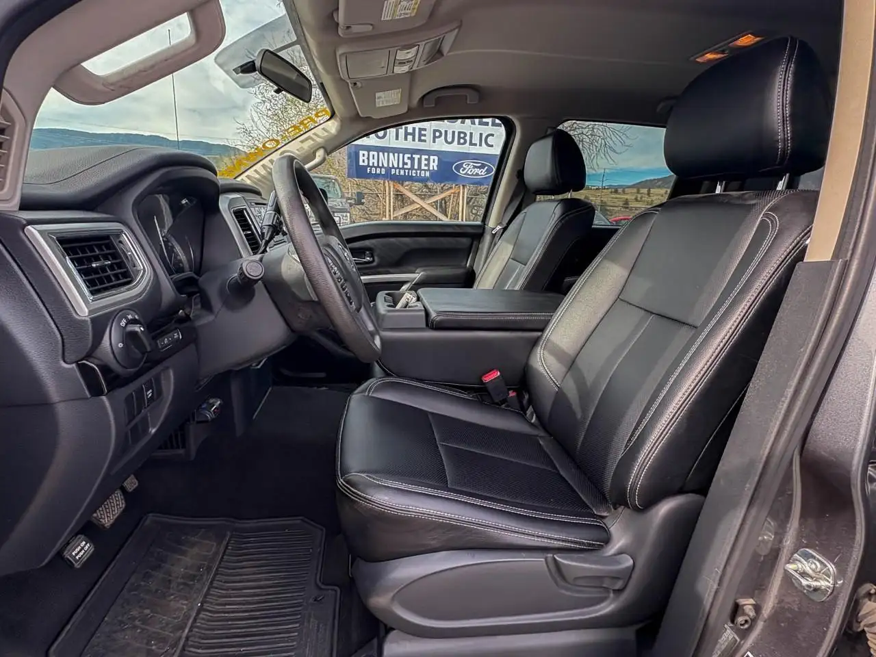 Nissan Titan снимка Nissan Titan
