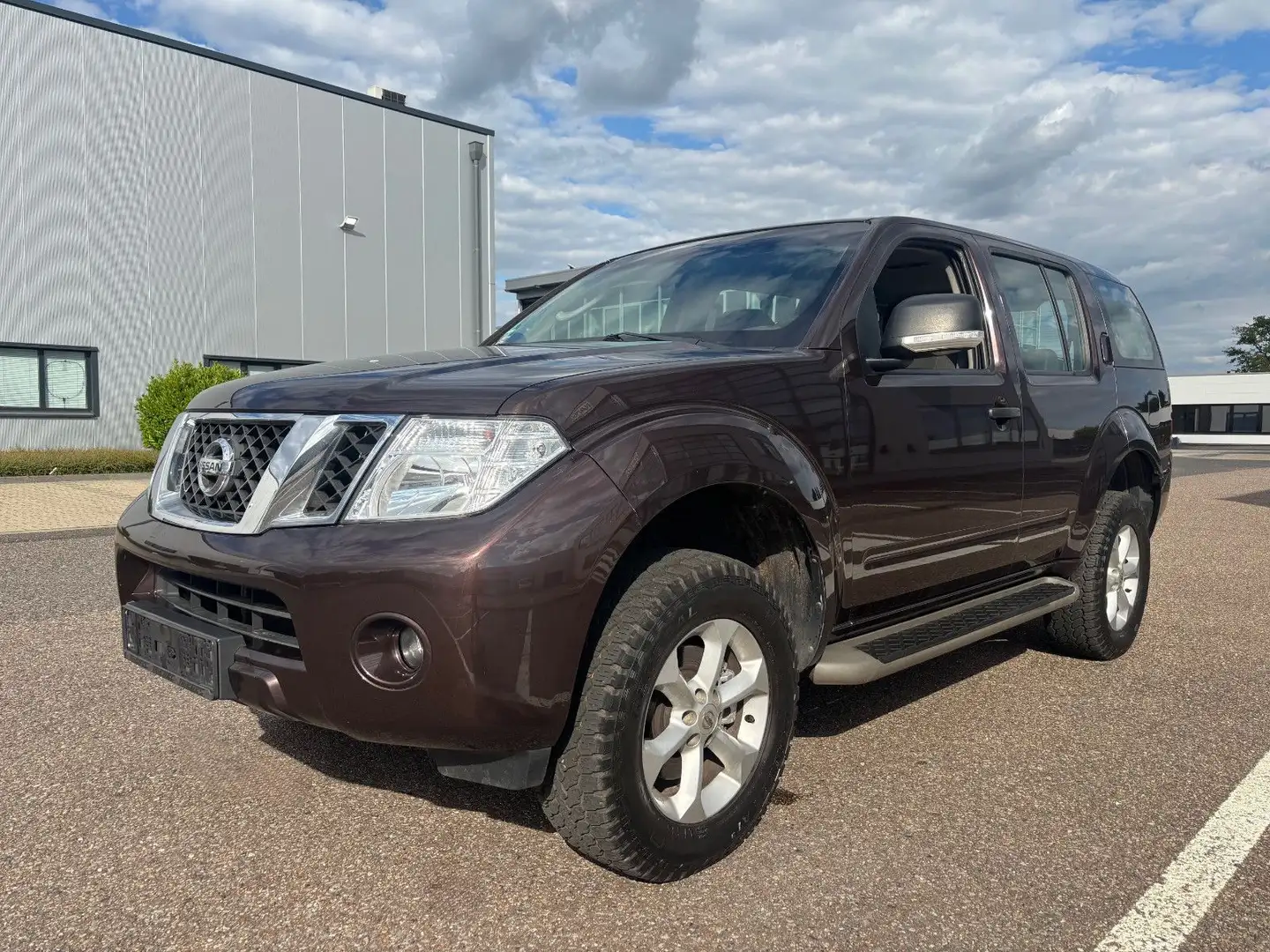 Nissan Pathfinder 2.5 dCi 4WD 7-Sitzer Brun - 1