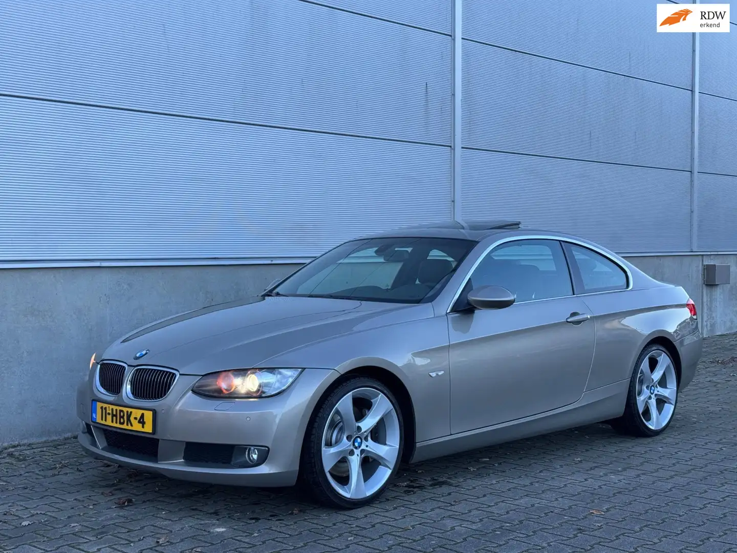 BMW 330 3-serie Coupé 330i High Ex CLIMA|NAVI|LEER|SCHUIFD Beige - 1