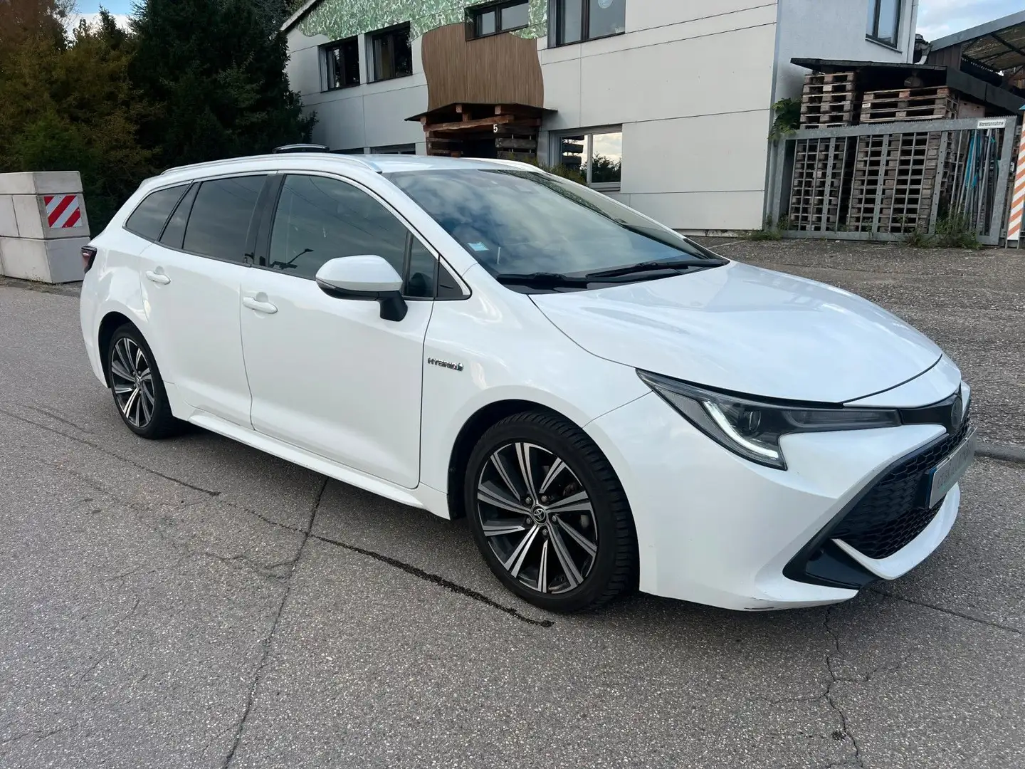 Toyota Corolla 1.8 HYBRID (Benzin/Elektro) Blanc - 1