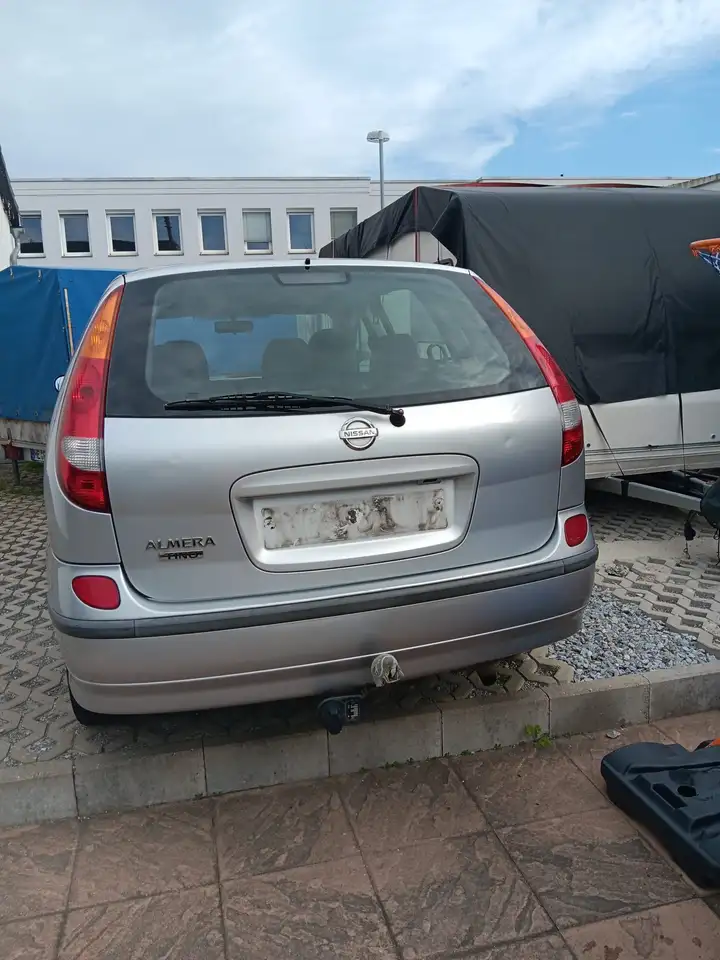 Nissan Almera Tino