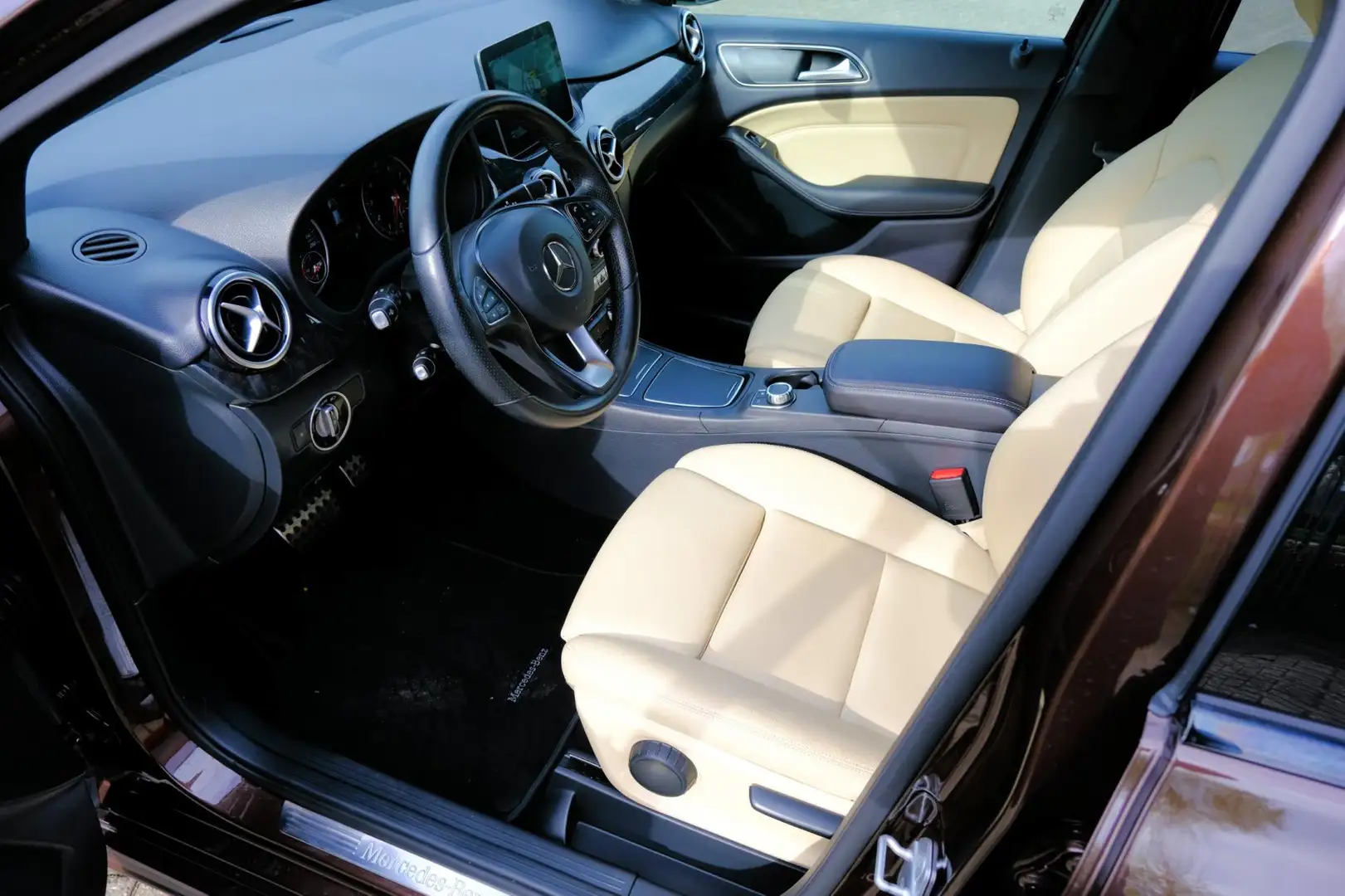 Mercedes-Benz B 180 Ambition Aut. *43.122km!*Leder|Navi|LED|LMV|Cam smeđa - 2