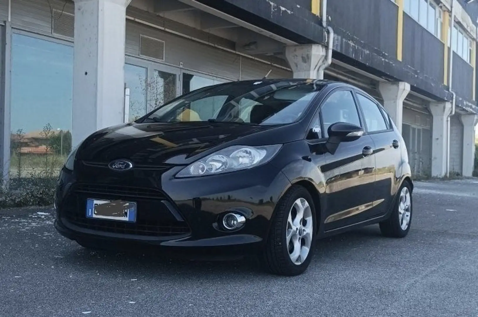 Ford Fiesta Fiesta VI 2012 5p 1.6 TDCI Ikon Nero - 1