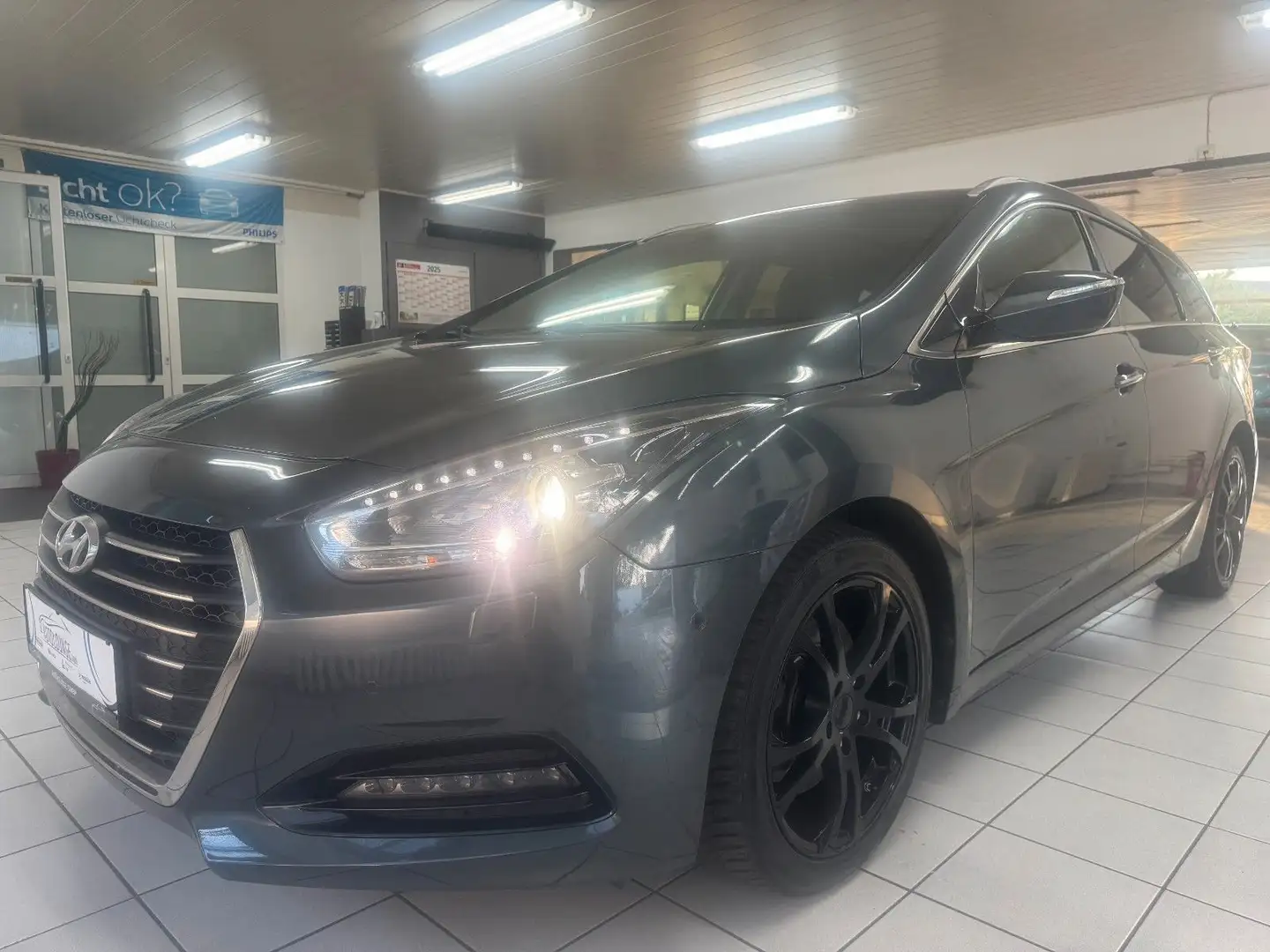 Hyundai i40 cw Premium AUT*PANO*NAVI*4xSHZ*PDC*CAM*el.HK Gris - 2