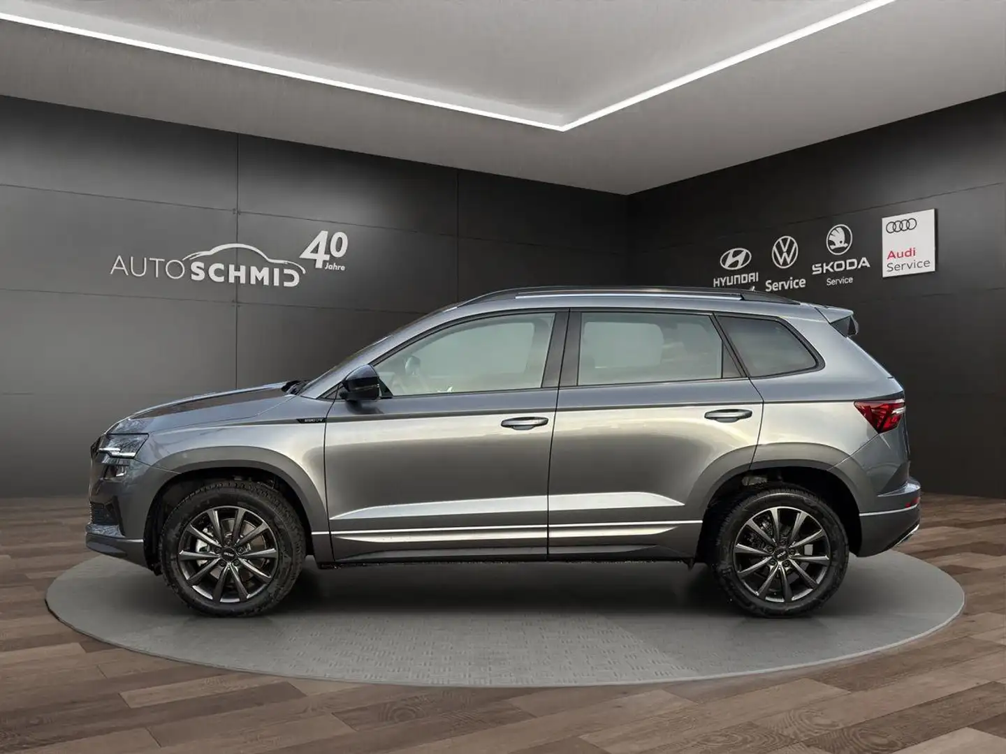 Skoda Karoq Sportline 1.5 TSI ACC AHK RFK LED Metallic Grau - 2