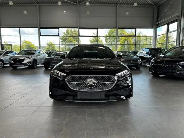 Mercedes-Benz E-Class view 3