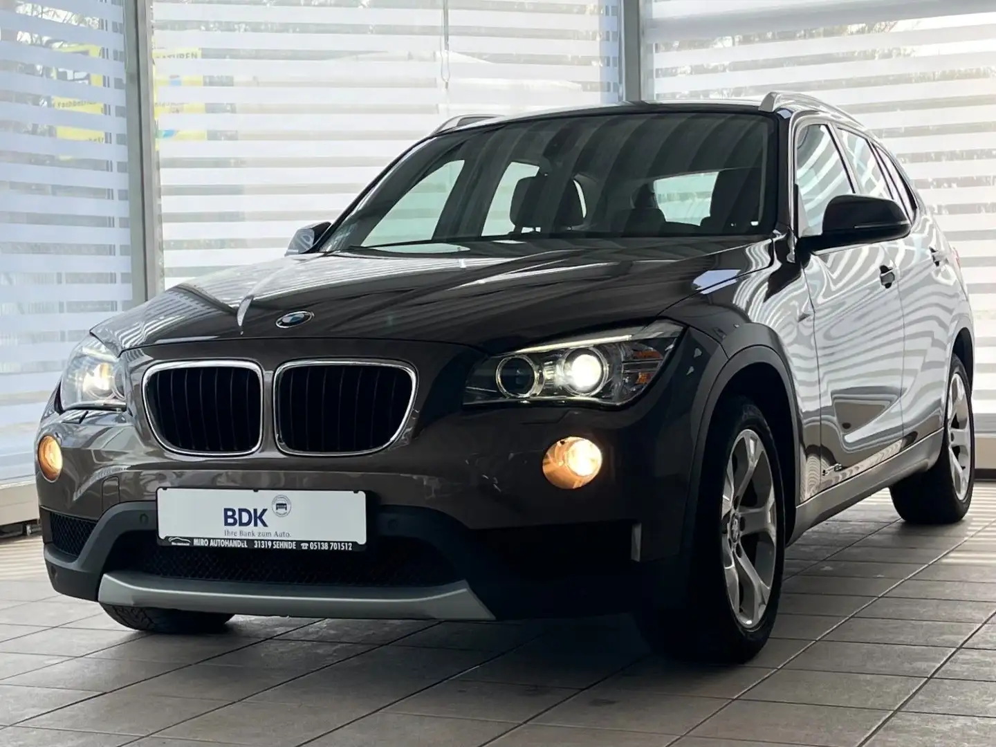 BMW X1 18d sD Aut. Navi Xenon 8 fach bereift Brun - 1