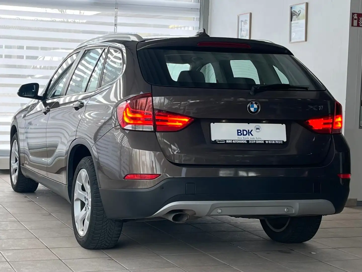 BMW X1 18d sD Aut. Navi Xenon 8 fach bereift Brun - 2