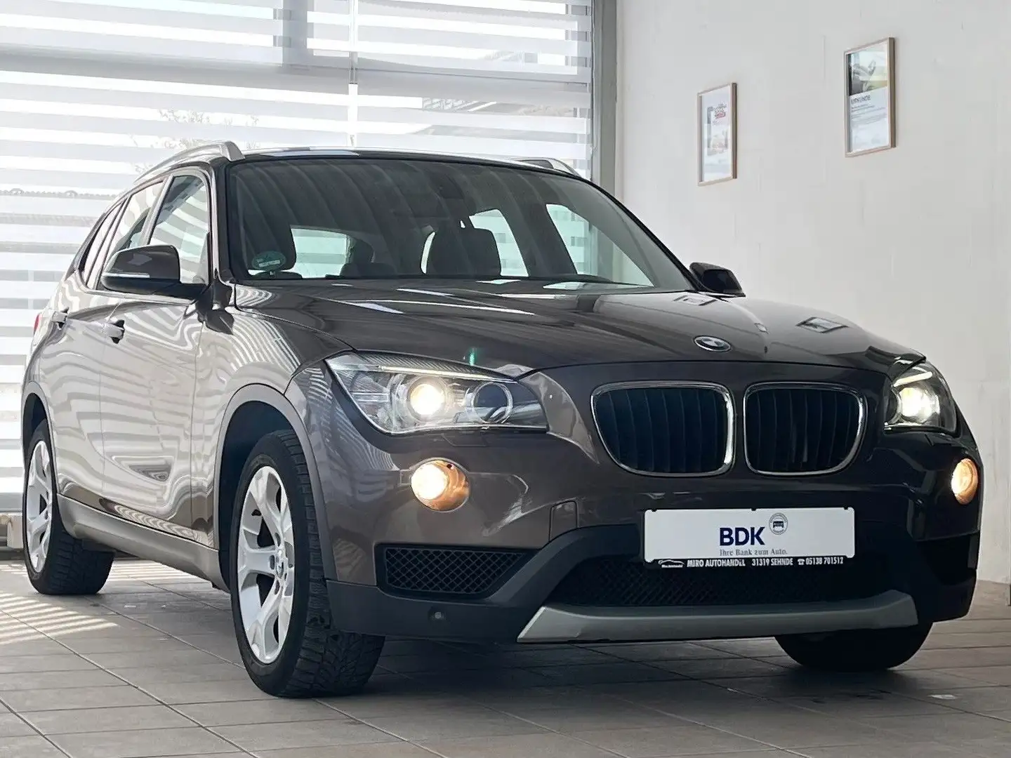 BMW X1 18d sD Aut. Navi Xenon 8 fach bereift Brun - 1