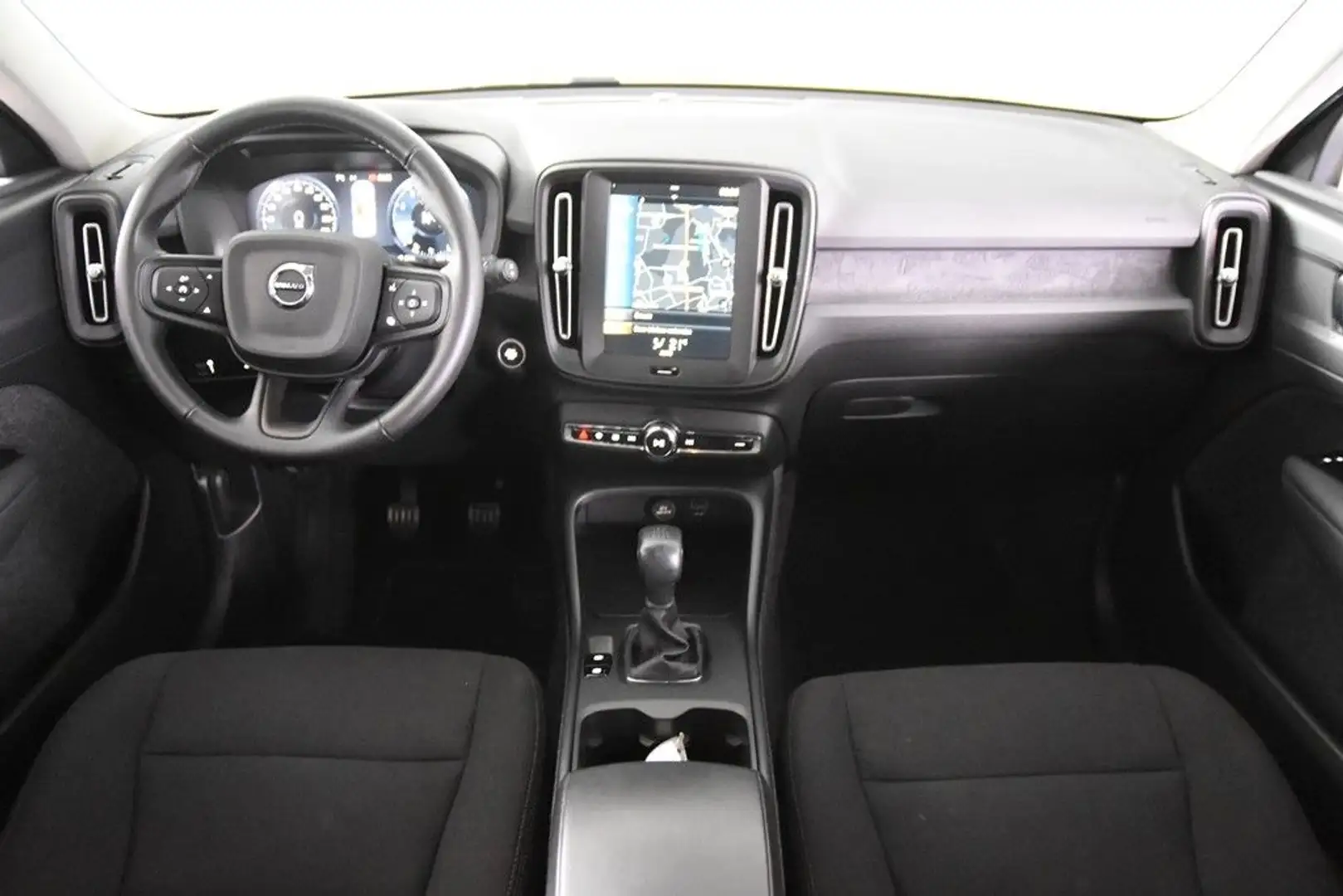 Volvo XC40 T2 Momentum *1.Hand*Navi*Carplay*Park ass.* Schwarz - 2
