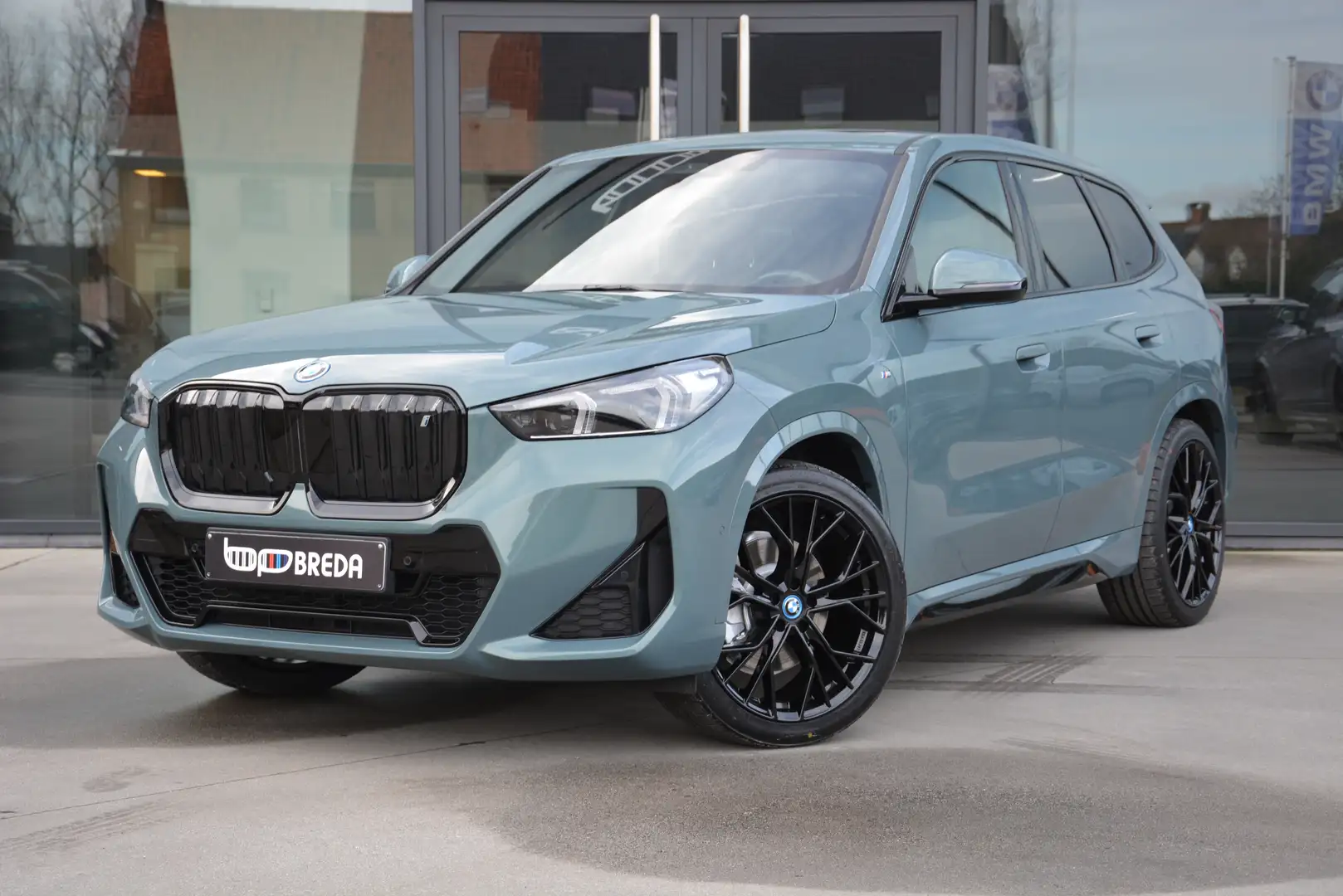 BMW iX1 xDrive30 M-Sport/Pano/Cam/Keyless/20" Grün - 2