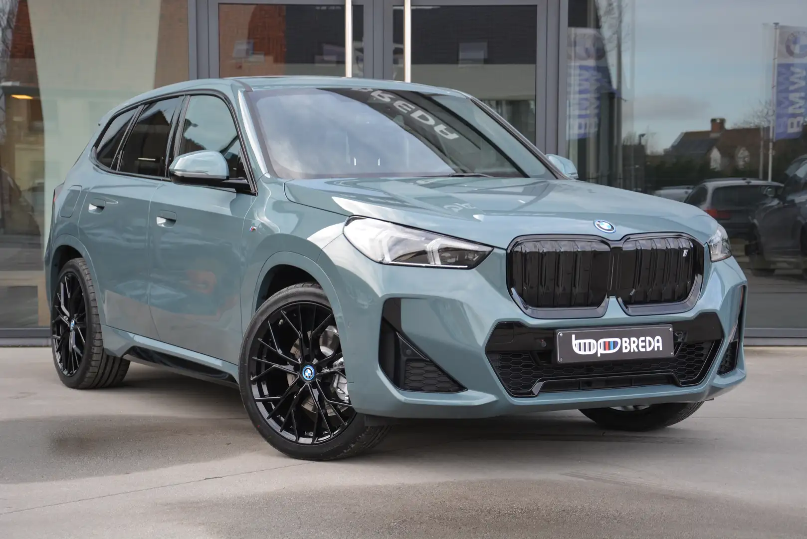 BMW iX1 xDrive30 M-Sport/Pano/Cam/Keyless/20" Grün - 1