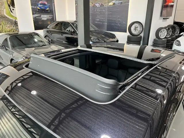 Porsche Macan view 3
