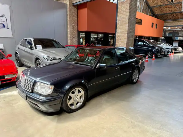 Mercedes-Benz E view 2