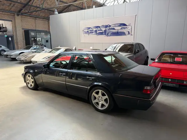 Mercedes-Benz E view 3