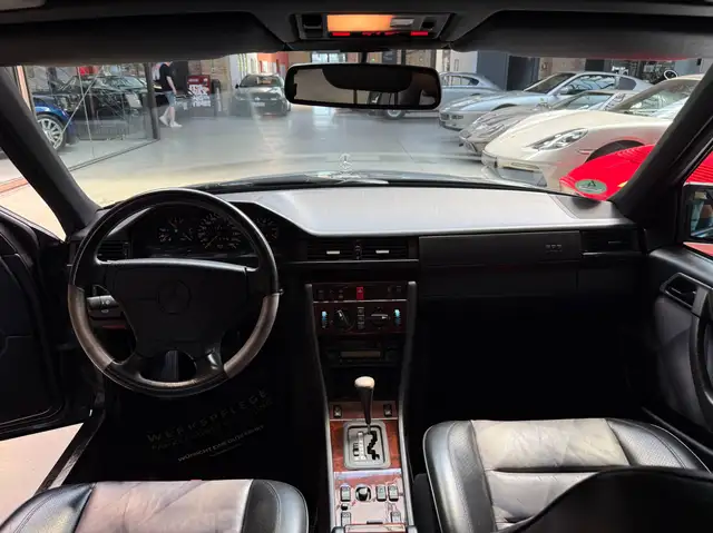 Mercedes-Benz E view 12